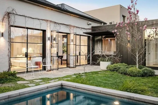Modern Courtyard House — Los Angeles, California, USA