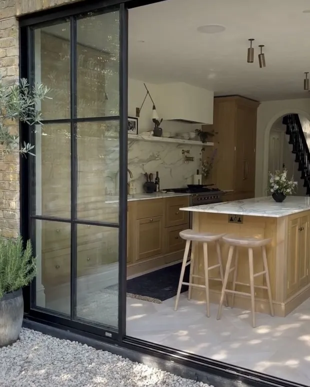 Sliding Door — photo 1